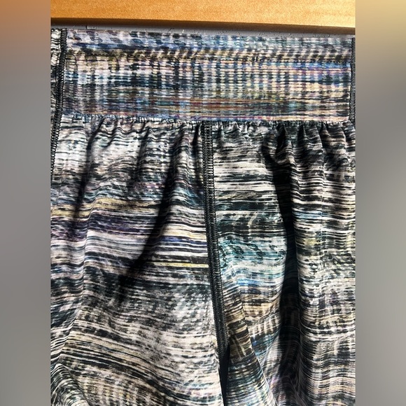 LULULEMON- Hotty Hot Short Long 4" Peloton Digital Oasis Grey Multi True Navy. 6 - Picture 5 of 8